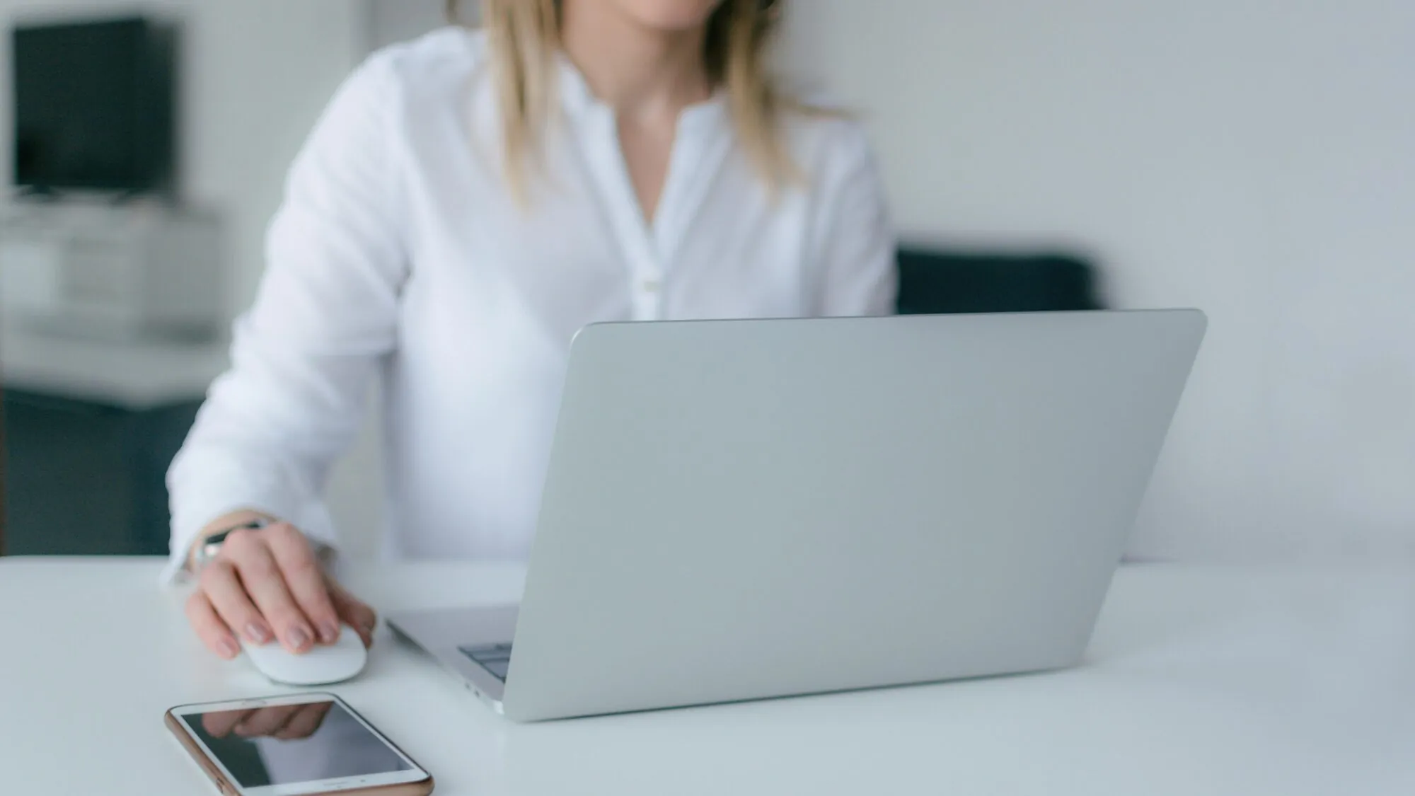 nome do proprietário pela placa: mulher mexendo em notebook.
