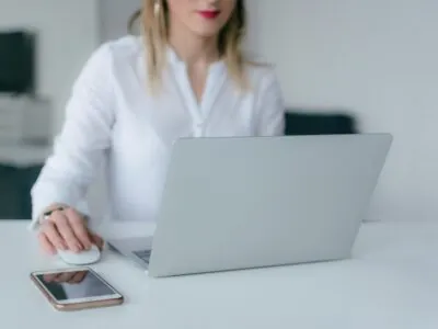 nome do proprietário pela placa: mulher mexendo em notebook.