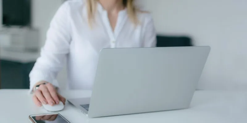 nome do proprietário pela placa: mulher mexendo em notebook.