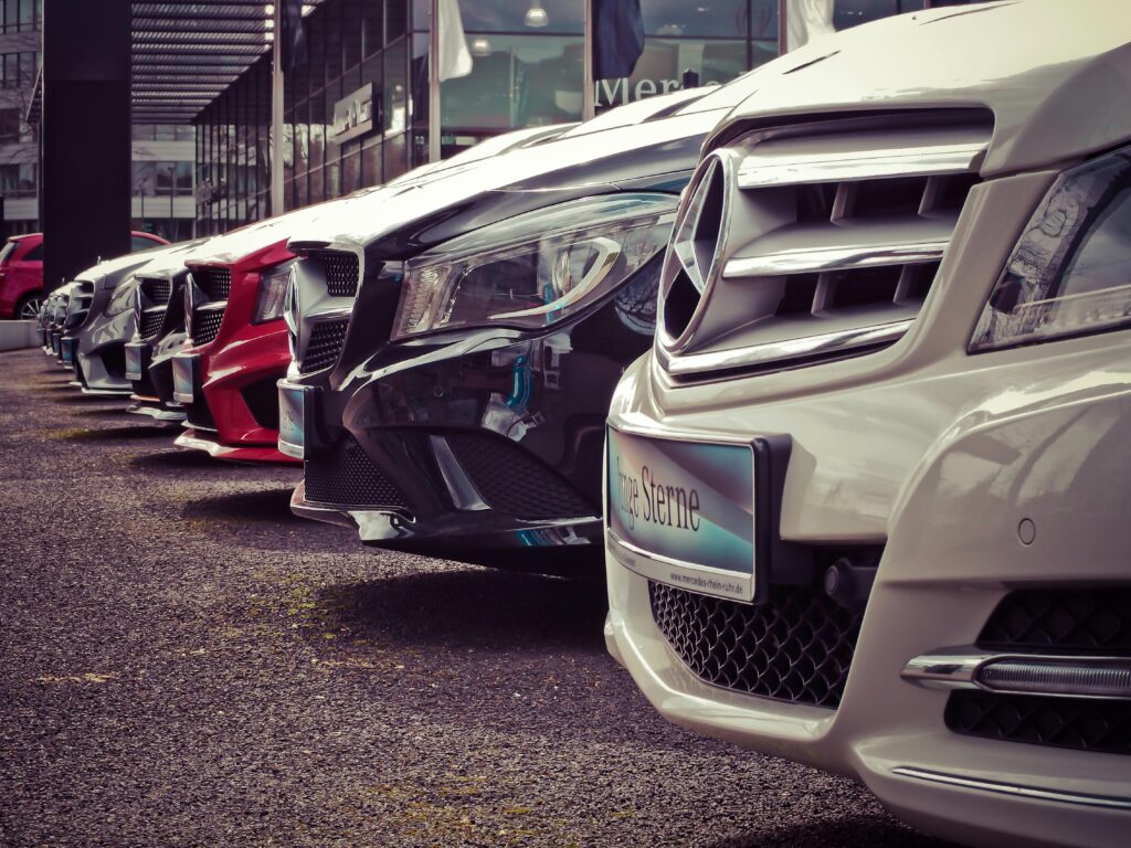 Fileira de carros parados paralelamente um ao outro , foto mostrando a frente deles.