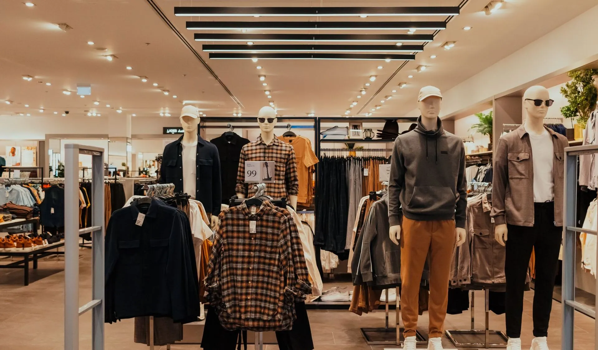 Usar camisa masculina aberta com camiseta por baixo é uma das combinações mais versáteis da moda masculina. Eu mesmo gosto dessa proposta porque ela equilibra conforto e estilo sem parecer exagerada. Além disso, funciona muito bem em produções casuais, urbanas e até em versões mais alinhadas. No entanto, para o visual ficar elegante — e não desleixado — é preciso prestar atenção em cores, tecidos, proporção e ocasião. Portanto, neste guia completo, você vai aprender como usar camisa aberta com camiseta por baixo de forma moderna e harmoniosa. 1. Escolha a camisa certa Primeiramente, nem toda camisa foi feita para ser usada aberta. Modelos ideais ✔ Camisa casual ✔ Camisa jeans ✔ Camisa de flanela ✔ Camisa de linho ✔ Camisa xadrez Esses modelos têm proposta mais descontraída. Modelos que exigem cuidado ⚠ Camisa social muito formal ⚠ Tecidos muito finos e estruturados Camisas sociais tradicionais podem perder elegância quando usadas abertas. Saiba mais sobre Camisaria Fmw 2. A camiseta ideal por baixo A camiseta é a base do look. Portanto, deve ser simples e bem ajustada. Melhores opções ✔ Camiseta branca lisa ✔ Camiseta preta ✔ Camiseta cinza ✔ Tons neutros Essas cores são versáteis e fáceis de combinar. O que evitar ❌ Camisetas muito largas ❌ Estampas chamativas demais ❌ Gola deformada A camiseta precisa ter bom caimento e estar em ótimo estado. 3. Como combinar cores corretamente A harmonia das cores define o nível de elegância. Combinações clássicas Camisa jeans + camiseta branca Camisa xadrez + camiseta branca ou preta Camisa verde oliva + camiseta bege Camisa preta + camiseta branca Além disso, criar contraste entre as peças costuma funcionar melhor. 4. Ajuste e proporção são essenciais O segredo para não parecer desleixado está no caimento. Camisa Pode ser levemente mais solta Não deve ser exageradamente larga Comprimento adequado (não muito longa) Camiseta Ajustada ao corpo Comprimento alinhado à camisa Mangas proporcionais ao braço Se a camiseta for mais longa que a camisa, o visual pode ficar desproporcional Jaquetas masculinas: conheça modelos modernos para enfrentar temperaturas mais baixas com estilo. Como usar camisa masculina no estilo casual chic? Descubra combinações elegantes para diversas ocasiões. 5. Como usar em diferentes ocasiões Look casual urbano Camisa xadrez aberta Camiseta branca Jeans Tênis Visual moderno e confortável. Casual elegante Camisa de linho aberta Camiseta neutra Calça chino Mocassim ou sapatênis Ideal para encontros e eventos informais. Clima frio Camiseta térmica Camisa de flanela aberta Jaqueta por cima Funciona muito bem em sobreposição. 6. Usar camisa aberta por dentro ou por fora? Normalmente, essa proposta é usada com as duas peças por fora da calça. Entretanto, em versões mais alinhadas, a camiseta pode ir por dentro da calça e a camisa ficar aberta por fora. 7. Manga dobrada ou não? Dobrar a manga da camisa deixa o visual mais casual e moderno. ✔ Ideal para clima quente ✔ Transmite estilo despojado Se a proposta for mais alinhada, mantenha as mangas no lugar. Saiba mais sobre Costume Melange Slim Fit 8. Erros comuns ao usar camisa aberta ❌ Misturar estampas conflitantes ❌ Camisa social formal aberta ❌ Excesso de volume nas duas peças ❌ Usar camiseta muito fina e transparente O equilíbrio é o que transforma o look simples em elegante. 9. Tecidos que combinam melhor Algodão Jeans Flanela Linho Esses tecidos criam textura interessante na sobreposição. Saiba mais 1. Posso usar camisa social aberta? Não é o mais indicado para propostas elegantes. 2. Qual a melhor camiseta para usar por baixo? Camiseta lisa, neutra e bem ajustada. 3. Pode usar com bermuda? Sim, em produções casuais. 4. Funciona para noite? Sim, principalmente com camisa escura. 5. Camisa aberta emagrece? Pode alongar a silhueta, criando linhas verticais. 6. Precisa usar cinto? Depende da calça e da proposta do look. 7. Pode usar com tênis? Sim, é uma das combinações mais comuns. 8. É tendência? Sim, é um estilo atemporal que sempre retorna. Usar camisa masculina aberta com camiseta por baixo é uma combinação versátil e moderna. O segredo está na escolha de camisas casuais, camisetas neutras e bom ajuste das peças. Quando há harmonia de cores e proporção adequada, o resultado é um visual estiloso, confortável e equilibrado para diversas ocasiões. 1. Qual a combinação mais segura? Camisa jeans aberta com camiseta branca. 2. Posso usar camisa xadrez aberta? Sim, é uma das opções mais populares. 3. Camiseta pode ter estampa? Pode, desde que seja discreta. 4. Funciona no inverno? Sim, especialmente com flanela. 5. Pode usar com calça social? Depende da proposta, mas tende a ficar mais casual. 6. É elegante? Sim, quando bem ajustado. 7. Camisa preta com camiseta branca combina? Sim, cria contraste moderno. 8. Posso usar com bota? Sim, especialmente em looks de inverno. 9. Precisa ser slim? Não necessariamente, mas o ajuste deve ser equilibrado. 10. Como acertar sempre? Priorize simplicidade, bom caimento e harmonia nas cores. Camisa masculina preta: saiba como combinar sem pesar o visual e criar produções sofisticadas.
