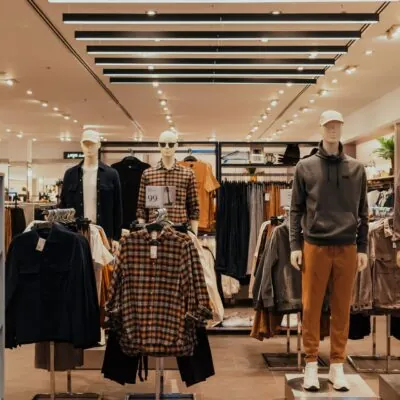 Usar camisa masculina aberta com camiseta por baixo é uma das combinações mais versáteis da moda masculina. Eu mesmo gosto dessa proposta porque ela equilibra conforto e estilo sem parecer exagerada. Além disso, funciona muito bem em produções casuais, urbanas e até em versões mais alinhadas. No entanto, para o visual ficar elegante — e não desleixado — é preciso prestar atenção em cores, tecidos, proporção e ocasião. Portanto, neste guia completo, você vai aprender como usar camisa aberta com camiseta por baixo de forma moderna e harmoniosa. 1. Escolha a camisa certa Primeiramente, nem toda camisa foi feita para ser usada aberta. Modelos ideais ✔ Camisa casual ✔ Camisa jeans ✔ Camisa de flanela ✔ Camisa de linho ✔ Camisa xadrez Esses modelos têm proposta mais descontraída. Modelos que exigem cuidado ⚠ Camisa social muito formal ⚠ Tecidos muito finos e estruturados Camisas sociais tradicionais podem perder elegância quando usadas abertas. Saiba mais sobre Camisaria Fmw 2. A camiseta ideal por baixo A camiseta é a base do look. Portanto, deve ser simples e bem ajustada. Melhores opções ✔ Camiseta branca lisa ✔ Camiseta preta ✔ Camiseta cinza ✔ Tons neutros Essas cores são versáteis e fáceis de combinar. O que evitar ❌ Camisetas muito largas ❌ Estampas chamativas demais ❌ Gola deformada A camiseta precisa ter bom caimento e estar em ótimo estado. 3. Como combinar cores corretamente A harmonia das cores define o nível de elegância. Combinações clássicas Camisa jeans + camiseta branca Camisa xadrez + camiseta branca ou preta Camisa verde oliva + camiseta bege Camisa preta + camiseta branca Além disso, criar contraste entre as peças costuma funcionar melhor. 4. Ajuste e proporção são essenciais O segredo para não parecer desleixado está no caimento. Camisa Pode ser levemente mais solta Não deve ser exageradamente larga Comprimento adequado (não muito longa) Camiseta Ajustada ao corpo Comprimento alinhado à camisa Mangas proporcionais ao braço Se a camiseta for mais longa que a camisa, o visual pode ficar desproporcional Jaquetas masculinas: conheça modelos modernos para enfrentar temperaturas mais baixas com estilo. Como usar camisa masculina no estilo casual chic? Descubra combinações elegantes para diversas ocasiões. 5. Como usar em diferentes ocasiões Look casual urbano Camisa xadrez aberta Camiseta branca Jeans Tênis Visual moderno e confortável. Casual elegante Camisa de linho aberta Camiseta neutra Calça chino Mocassim ou sapatênis Ideal para encontros e eventos informais. Clima frio Camiseta térmica Camisa de flanela aberta Jaqueta por cima Funciona muito bem em sobreposição. 6. Usar camisa aberta por dentro ou por fora? Normalmente, essa proposta é usada com as duas peças por fora da calça. Entretanto, em versões mais alinhadas, a camiseta pode ir por dentro da calça e a camisa ficar aberta por fora. 7. Manga dobrada ou não? Dobrar a manga da camisa deixa o visual mais casual e moderno. ✔ Ideal para clima quente ✔ Transmite estilo despojado Se a proposta for mais alinhada, mantenha as mangas no lugar. Saiba mais sobre Costume Melange Slim Fit 8. Erros comuns ao usar camisa aberta ❌ Misturar estampas conflitantes ❌ Camisa social formal aberta ❌ Excesso de volume nas duas peças ❌ Usar camiseta muito fina e transparente O equilíbrio é o que transforma o look simples em elegante. 9. Tecidos que combinam melhor Algodão Jeans Flanela Linho Esses tecidos criam textura interessante na sobreposição. Saiba mais 1. Posso usar camisa social aberta? Não é o mais indicado para propostas elegantes. 2. Qual a melhor camiseta para usar por baixo? Camiseta lisa, neutra e bem ajustada. 3. Pode usar com bermuda? Sim, em produções casuais. 4. Funciona para noite? Sim, principalmente com camisa escura. 5. Camisa aberta emagrece? Pode alongar a silhueta, criando linhas verticais. 6. Precisa usar cinto? Depende da calça e da proposta do look. 7. Pode usar com tênis? Sim, é uma das combinações mais comuns. 8. É tendência? Sim, é um estilo atemporal que sempre retorna. Usar camisa masculina aberta com camiseta por baixo é uma combinação versátil e moderna. O segredo está na escolha de camisas casuais, camisetas neutras e bom ajuste das peças. Quando há harmonia de cores e proporção adequada, o resultado é um visual estiloso, confortável e equilibrado para diversas ocasiões. 1. Qual a combinação mais segura? Camisa jeans aberta com camiseta branca. 2. Posso usar camisa xadrez aberta? Sim, é uma das opções mais populares. 3. Camiseta pode ter estampa? Pode, desde que seja discreta. 4. Funciona no inverno? Sim, especialmente com flanela. 5. Pode usar com calça social? Depende da proposta, mas tende a ficar mais casual. 6. É elegante? Sim, quando bem ajustado. 7. Camisa preta com camiseta branca combina? Sim, cria contraste moderno. 8. Posso usar com bota? Sim, especialmente em looks de inverno. 9. Precisa ser slim? Não necessariamente, mas o ajuste deve ser equilibrado. 10. Como acertar sempre? Priorize simplicidade, bom caimento e harmonia nas cores. Camisa masculina preta: saiba como combinar sem pesar o visual e criar produções sofisticadas.