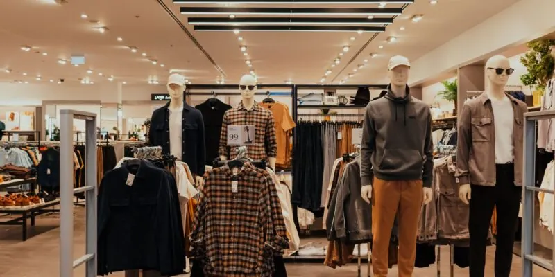 Usar camisa masculina aberta com camiseta por baixo é uma das combinações mais versáteis da moda masculina. Eu mesmo gosto dessa proposta porque ela equilibra conforto e estilo sem parecer exagerada. Além disso, funciona muito bem em produções casuais, urbanas e até em versões mais alinhadas. No entanto, para o visual ficar elegante — e não desleixado — é preciso prestar atenção em cores, tecidos, proporção e ocasião. Portanto, neste guia completo, você vai aprender como usar camisa aberta com camiseta por baixo de forma moderna e harmoniosa. 1. Escolha a camisa certa Primeiramente, nem toda camisa foi feita para ser usada aberta. Modelos ideais ✔ Camisa casual ✔ Camisa jeans ✔ Camisa de flanela ✔ Camisa de linho ✔ Camisa xadrez Esses modelos têm proposta mais descontraída. Modelos que exigem cuidado ⚠ Camisa social muito formal ⚠ Tecidos muito finos e estruturados Camisas sociais tradicionais podem perder elegância quando usadas abertas. Saiba mais sobre Camisaria Fmw 2. A camiseta ideal por baixo A camiseta é a base do look. Portanto, deve ser simples e bem ajustada. Melhores opções ✔ Camiseta branca lisa ✔ Camiseta preta ✔ Camiseta cinza ✔ Tons neutros Essas cores são versáteis e fáceis de combinar. O que evitar ❌ Camisetas muito largas ❌ Estampas chamativas demais ❌ Gola deformada A camiseta precisa ter bom caimento e estar em ótimo estado. 3. Como combinar cores corretamente A harmonia das cores define o nível de elegância. Combinações clássicas Camisa jeans + camiseta branca Camisa xadrez + camiseta branca ou preta Camisa verde oliva + camiseta bege Camisa preta + camiseta branca Além disso, criar contraste entre as peças costuma funcionar melhor. 4. Ajuste e proporção são essenciais O segredo para não parecer desleixado está no caimento. Camisa Pode ser levemente mais solta Não deve ser exageradamente larga Comprimento adequado (não muito longa) Camiseta Ajustada ao corpo Comprimento alinhado à camisa Mangas proporcionais ao braço Se a camiseta for mais longa que a camisa, o visual pode ficar desproporcional Jaquetas masculinas: conheça modelos modernos para enfrentar temperaturas mais baixas com estilo. Como usar camisa masculina no estilo casual chic? Descubra combinações elegantes para diversas ocasiões. 5. Como usar em diferentes ocasiões Look casual urbano Camisa xadrez aberta Camiseta branca Jeans Tênis Visual moderno e confortável. Casual elegante Camisa de linho aberta Camiseta neutra Calça chino Mocassim ou sapatênis Ideal para encontros e eventos informais. Clima frio Camiseta térmica Camisa de flanela aberta Jaqueta por cima Funciona muito bem em sobreposição. 6. Usar camisa aberta por dentro ou por fora? Normalmente, essa proposta é usada com as duas peças por fora da calça. Entretanto, em versões mais alinhadas, a camiseta pode ir por dentro da calça e a camisa ficar aberta por fora. 7. Manga dobrada ou não? Dobrar a manga da camisa deixa o visual mais casual e moderno. ✔ Ideal para clima quente ✔ Transmite estilo despojado Se a proposta for mais alinhada, mantenha as mangas no lugar. Saiba mais sobre Costume Melange Slim Fit 8. Erros comuns ao usar camisa aberta ❌ Misturar estampas conflitantes ❌ Camisa social formal aberta ❌ Excesso de volume nas duas peças ❌ Usar camiseta muito fina e transparente O equilíbrio é o que transforma o look simples em elegante. 9. Tecidos que combinam melhor Algodão Jeans Flanela Linho Esses tecidos criam textura interessante na sobreposição. Saiba mais 1. Posso usar camisa social aberta? Não é o mais indicado para propostas elegantes. 2. Qual a melhor camiseta para usar por baixo? Camiseta lisa, neutra e bem ajustada. 3. Pode usar com bermuda? Sim, em produções casuais. 4. Funciona para noite? Sim, principalmente com camisa escura. 5. Camisa aberta emagrece? Pode alongar a silhueta, criando linhas verticais. 6. Precisa usar cinto? Depende da calça e da proposta do look. 7. Pode usar com tênis? Sim, é uma das combinações mais comuns. 8. É tendência? Sim, é um estilo atemporal que sempre retorna. Usar camisa masculina aberta com camiseta por baixo é uma combinação versátil e moderna. O segredo está na escolha de camisas casuais, camisetas neutras e bom ajuste das peças. Quando há harmonia de cores e proporção adequada, o resultado é um visual estiloso, confortável e equilibrado para diversas ocasiões. 1. Qual a combinação mais segura? Camisa jeans aberta com camiseta branca. 2. Posso usar camisa xadrez aberta? Sim, é uma das opções mais populares. 3. Camiseta pode ter estampa? Pode, desde que seja discreta. 4. Funciona no inverno? Sim, especialmente com flanela. 5. Pode usar com calça social? Depende da proposta, mas tende a ficar mais casual. 6. É elegante? Sim, quando bem ajustado. 7. Camisa preta com camiseta branca combina? Sim, cria contraste moderno. 8. Posso usar com bota? Sim, especialmente em looks de inverno. 9. Precisa ser slim? Não necessariamente, mas o ajuste deve ser equilibrado. 10. Como acertar sempre? Priorize simplicidade, bom caimento e harmonia nas cores. Camisa masculina preta: saiba como combinar sem pesar o visual e criar produções sofisticadas.