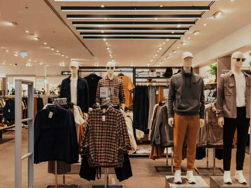 Usar camisa masculina aberta com camiseta por baixo é uma das combinações mais versáteis da moda masculina. Eu mesmo gosto dessa proposta porque ela equilibra conforto e estilo sem parecer exagerada. Além disso, funciona muito bem em produções casuais, urbanas e até em versões mais alinhadas. No entanto, para o visual ficar elegante — e não desleixado — é preciso prestar atenção em cores, tecidos, proporção e ocasião. Portanto, neste guia completo, você vai aprender como usar camisa aberta com camiseta por baixo de forma moderna e harmoniosa. 1. Escolha a camisa certa Primeiramente, nem toda camisa foi feita para ser usada aberta. Modelos ideais ✔ Camisa casual ✔ Camisa jeans ✔ Camisa de flanela ✔ Camisa de linho ✔ Camisa xadrez Esses modelos têm proposta mais descontraída. Modelos que exigem cuidado ⚠ Camisa social muito formal ⚠ Tecidos muito finos e estruturados Camisas sociais tradicionais podem perder elegância quando usadas abertas. Saiba mais sobre Camisaria Fmw 2. A camiseta ideal por baixo A camiseta é a base do look. Portanto, deve ser simples e bem ajustada. Melhores opções ✔ Camiseta branca lisa ✔ Camiseta preta ✔ Camiseta cinza ✔ Tons neutros Essas cores são versáteis e fáceis de combinar. O que evitar ❌ Camisetas muito largas ❌ Estampas chamativas demais ❌ Gola deformada A camiseta precisa ter bom caimento e estar em ótimo estado. 3. Como combinar cores corretamente A harmonia das cores define o nível de elegância. Combinações clássicas Camisa jeans + camiseta branca Camisa xadrez + camiseta branca ou preta Camisa verde oliva + camiseta bege Camisa preta + camiseta branca Além disso, criar contraste entre as peças costuma funcionar melhor. 4. Ajuste e proporção são essenciais O segredo para não parecer desleixado está no caimento. Camisa Pode ser levemente mais solta Não deve ser exageradamente larga Comprimento adequado (não muito longa) Camiseta Ajustada ao corpo Comprimento alinhado à camisa Mangas proporcionais ao braço Se a camiseta for mais longa que a camisa, o visual pode ficar desproporcional Jaquetas masculinas: conheça modelos modernos para enfrentar temperaturas mais baixas com estilo. Como usar camisa masculina no estilo casual chic? Descubra combinações elegantes para diversas ocasiões. 5. Como usar em diferentes ocasiões Look casual urbano Camisa xadrez aberta Camiseta branca Jeans Tênis Visual moderno e confortável. Casual elegante Camisa de linho aberta Camiseta neutra Calça chino Mocassim ou sapatênis Ideal para encontros e eventos informais. Clima frio Camiseta térmica Camisa de flanela aberta Jaqueta por cima Funciona muito bem em sobreposição. 6. Usar camisa aberta por dentro ou por fora? Normalmente, essa proposta é usada com as duas peças por fora da calça. Entretanto, em versões mais alinhadas, a camiseta pode ir por dentro da calça e a camisa ficar aberta por fora. 7. Manga dobrada ou não? Dobrar a manga da camisa deixa o visual mais casual e moderno. ✔ Ideal para clima quente ✔ Transmite estilo despojado Se a proposta for mais alinhada, mantenha as mangas no lugar. Saiba mais sobre Costume Melange Slim Fit 8. Erros comuns ao usar camisa aberta ❌ Misturar estampas conflitantes ❌ Camisa social formal aberta ❌ Excesso de volume nas duas peças ❌ Usar camiseta muito fina e transparente O equilíbrio é o que transforma o look simples em elegante. 9. Tecidos que combinam melhor Algodão Jeans Flanela Linho Esses tecidos criam textura interessante na sobreposição. Saiba mais 1. Posso usar camisa social aberta? Não é o mais indicado para propostas elegantes. 2. Qual a melhor camiseta para usar por baixo? Camiseta lisa, neutra e bem ajustada. 3. Pode usar com bermuda? Sim, em produções casuais. 4. Funciona para noite? Sim, principalmente com camisa escura. 5. Camisa aberta emagrece? Pode alongar a silhueta, criando linhas verticais. 6. Precisa usar cinto? Depende da calça e da proposta do look. 7. Pode usar com tênis? Sim, é uma das combinações mais comuns. 8. É tendência? Sim, é um estilo atemporal que sempre retorna. Usar camisa masculina aberta com camiseta por baixo é uma combinação versátil e moderna. O segredo está na escolha de camisas casuais, camisetas neutras e bom ajuste das peças. Quando há harmonia de cores e proporção adequada, o resultado é um visual estiloso, confortável e equilibrado para diversas ocasiões. 1. Qual a combinação mais segura? Camisa jeans aberta com camiseta branca. 2. Posso usar camisa xadrez aberta? Sim, é uma das opções mais populares. 3. Camiseta pode ter estampa? Pode, desde que seja discreta. 4. Funciona no inverno? Sim, especialmente com flanela. 5. Pode usar com calça social? Depende da proposta, mas tende a ficar mais casual. 6. É elegante? Sim, quando bem ajustado. 7. Camisa preta com camiseta branca combina? Sim, cria contraste moderno. 8. Posso usar com bota? Sim, especialmente em looks de inverno. 9. Precisa ser slim? Não necessariamente, mas o ajuste deve ser equilibrado. 10. Como acertar sempre? Priorize simplicidade, bom caimento e harmonia nas cores. Camisa masculina preta: saiba como combinar sem pesar o visual e criar produções sofisticadas.
